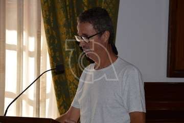 El dirigente vecinal de La Solana, Fernando Mederos, durante su intervención en el Pleno de este lunes (Foto TA)